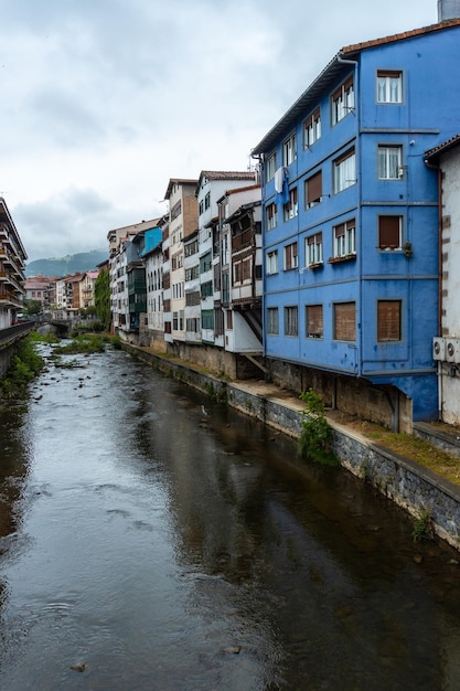 Traditioneel blauw huis in de stad azkoitia naast de urola-rivier gipuzkoa