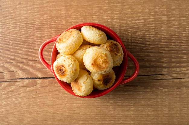 Traditioneel Braziliaans Snack Kaasbrood in een rustieke rode kookpot