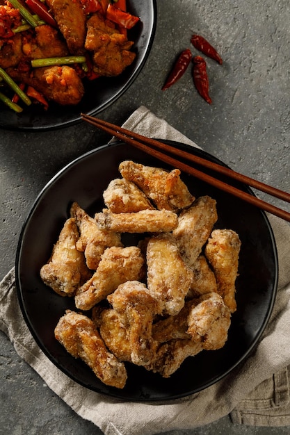 Traditioneel Chinees eten gebakken kippenvleugels