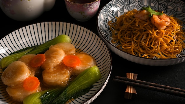 Traditioneel Chinees eten Smoor tahoe met lekkere saus en Chow mein noodles met garnalen