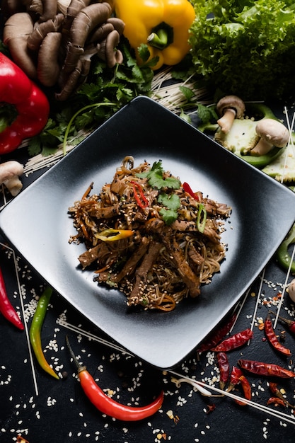 Traditioneel Chinees keukenvoedsel dat ambacht voorbereidt. rijst noodle rundvlees en groente op een bord.