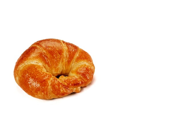 Traditioneel croissantbrood, geïsoleerd op een witte achtergrond met ruimte voor tekst, bakkerij, eten