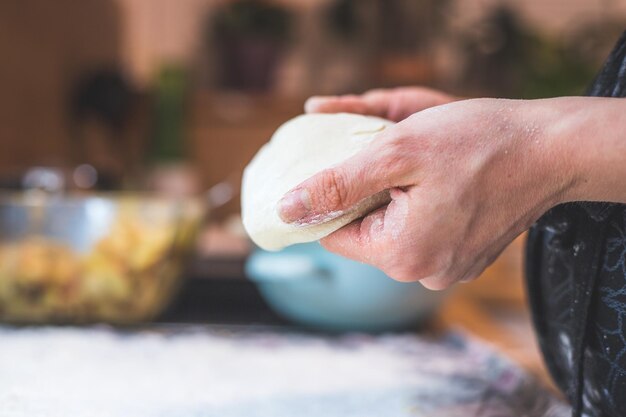 Traditioneel deeg kneden in de keuken van dichtbij