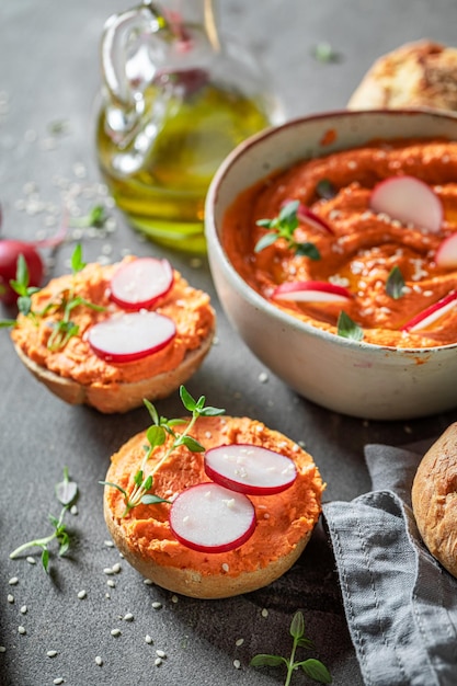 Traditioneel en heerlijk broodje met rode hummus als gezond ontbijt