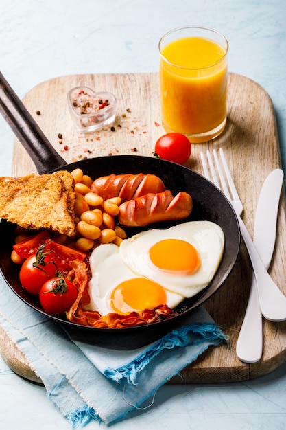 Traditioneel Engels ontbijt. Eieren hart vorm