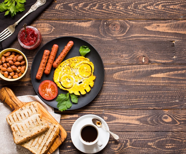 Traditioneel Engels ontbijt op een houten tafel