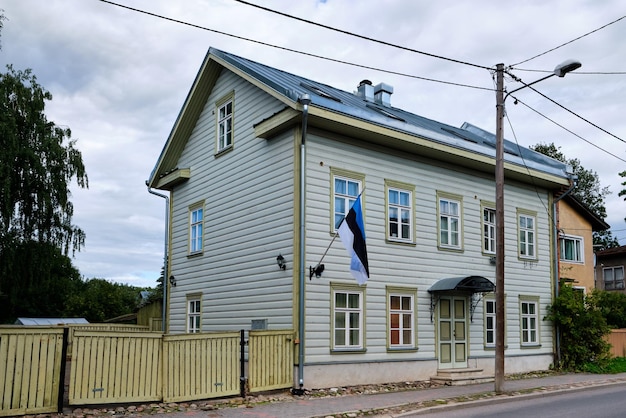 Traditioneel Ests huis van twee verdiepingen met driehoekig dak en ouderwets houten hek Tartu Estland
