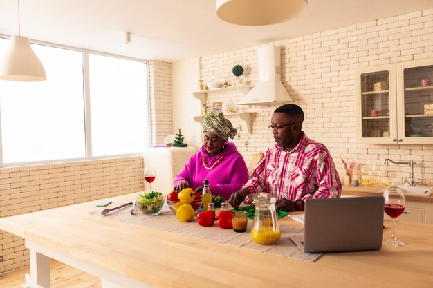 Traditioneel eten. Aangenaam Afrikaans paar dat groente snijdt tijdens het samen koken van de lunch