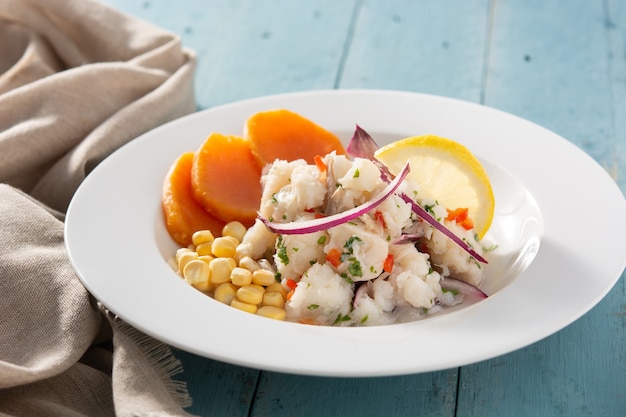 Traditioneel eten met vis, zoete aardappel en maïs