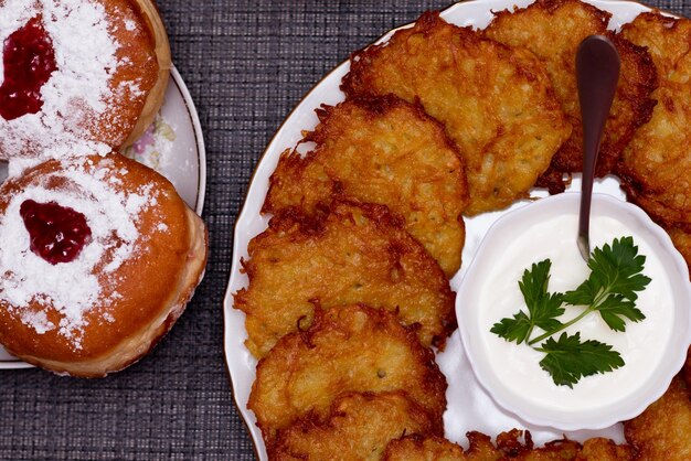 Traditioneel eten op Chanoeka Gebakken aardappelen Donuts