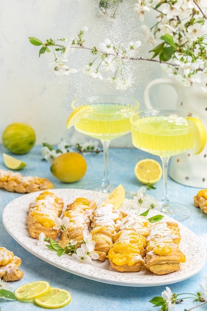 Traditioneel Frans dessert eclairs met lemon curd topping Limoncello italiaanse citroenlikeur Restaurant menu dieet kookboek recept bovenaanzicht