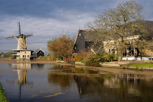 Foto traditioneel gebouw door bomen tegen de lucht