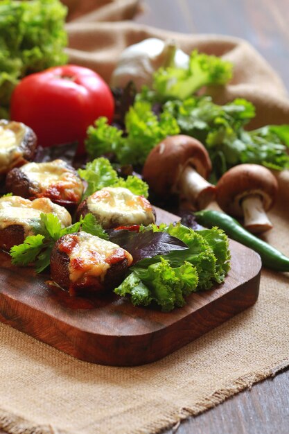 traditioneel Georgisch gerecht, champignonpaddestoelen met kaas suluguni