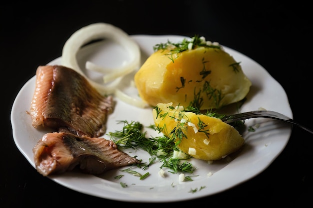 Traditioneel gerecht gezouten haring met gekookte aardappelen