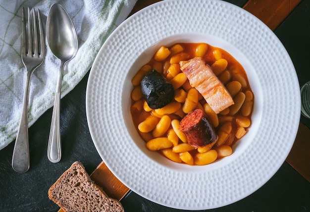 Traditioneel gerecht van gestoofde bonen met chorizo en bloedworst Asturische fabada