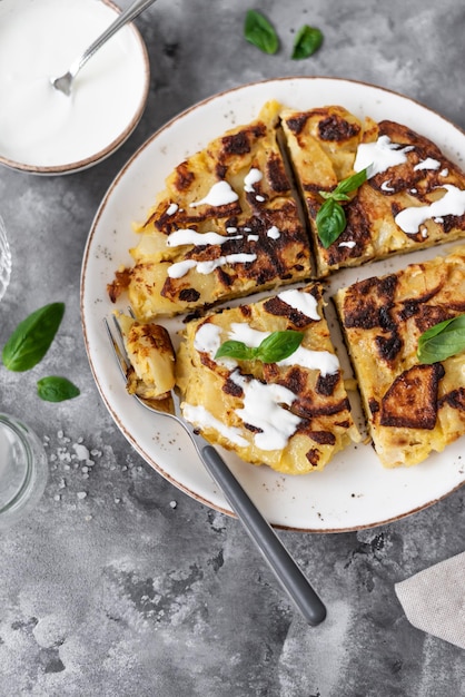 Traditioneel gerecht van Tortilla de patatas Huisgemaakte tortilla met een in reepjes gesneden omelet met aardappelen