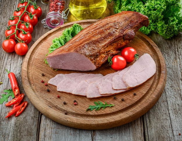 Traditioneel gerookt vlees op houten tafel. culinair vlees eten.