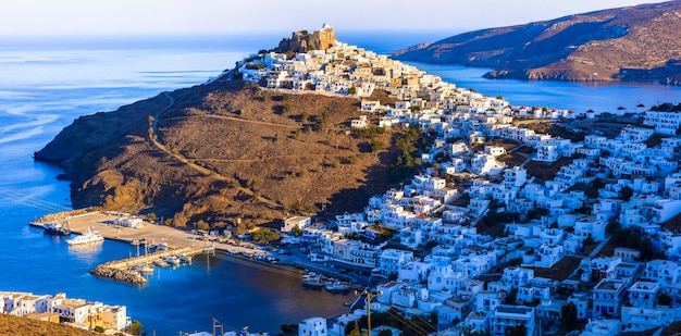 Traditioneel Griekenland - mooi Astypalaia-eiland Dodekanesos. Uitzicht op het dorp Chora bij zonsondergang