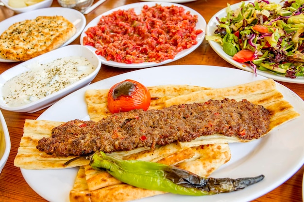 Traditioneel Heerlijk Turks eten; Adana Kebab, Gegrild vlees