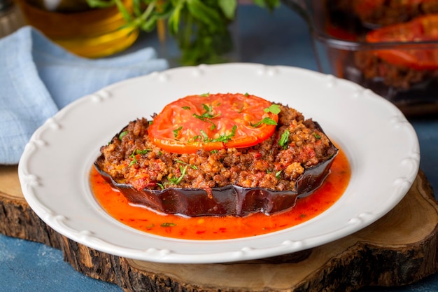 Traditioneel, heerlijk Turks eten, aubergineschotel. Turkse naam; Patlican oturtma