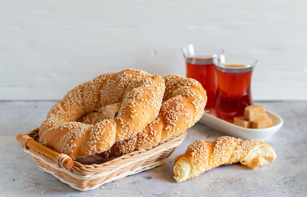 Traditioneel heerlijk Turks eten bagel Simit met hete thee en rietsuiker