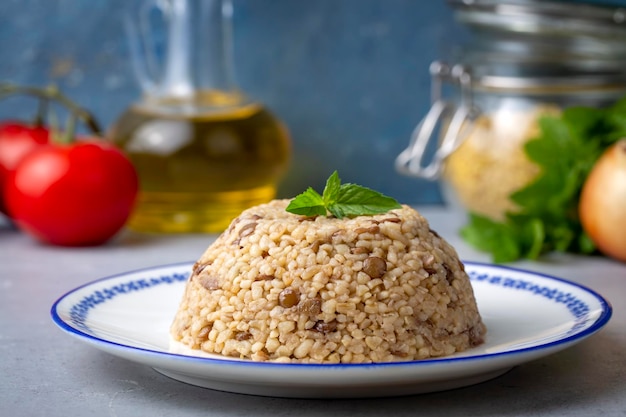 Traditioneel heerlijk turks eten; bulgur pilaf met groene linzen (turkse naam; yesil mercimekli bulgur pilavi)