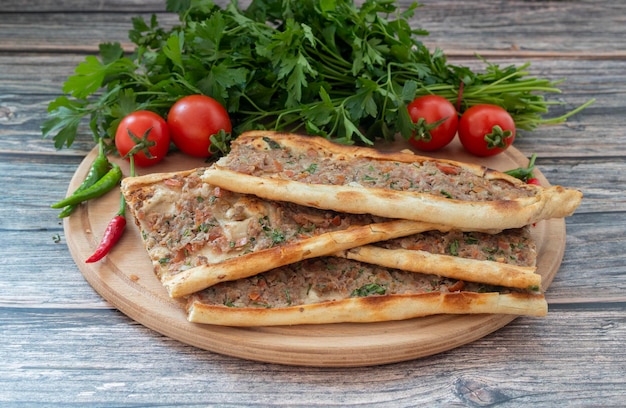 Traditioneel heerlijk Turks eten, pide met gehakt (Turkse naam; kiymali pide)