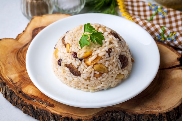 Traditioneel heerlijk Turks eten; rijstpilaf met pijnboompitten en krenten (Turkse naam; bademli ic pilav of pilaf)