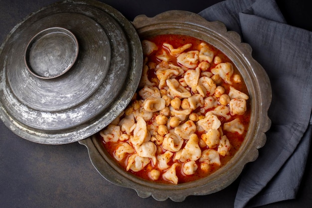 Traditioneel heerlijk Turks eten; ringsoep (Turkse naam; Yuksuk corbasi of yuzuk corbasi)