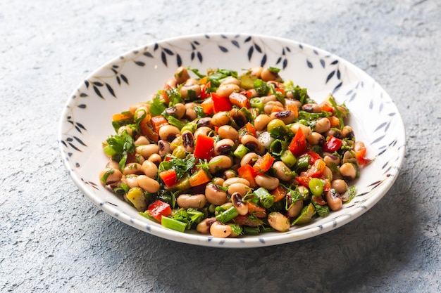 Traditioneel heerlijk Turks eten; salade van gedroogde erwten met zwarte ogen (Turkse naam; kuru borulce salatasi)