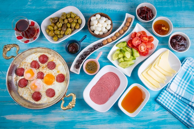 Traditioneel heerlijk Turks ontbijt, foto van het voedselconcept.