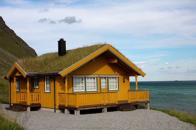 Traditioneel houten huis aan een zeekust in noorwegen