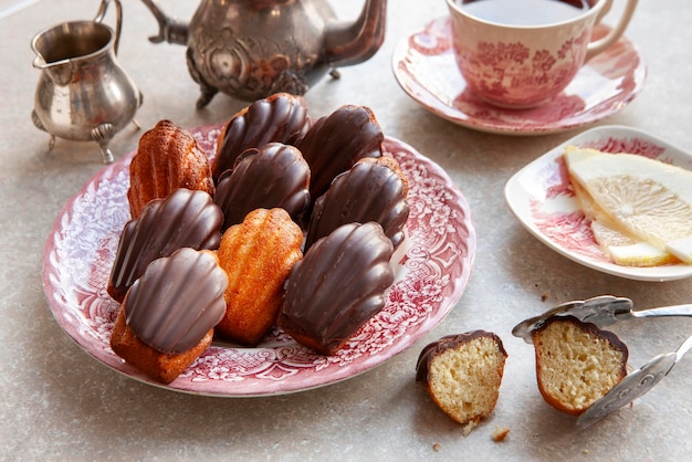 Foto traditioneel huisgemaakt klassiek koekje franse madeleine-citroenkoekjes in chocoladeglazuur