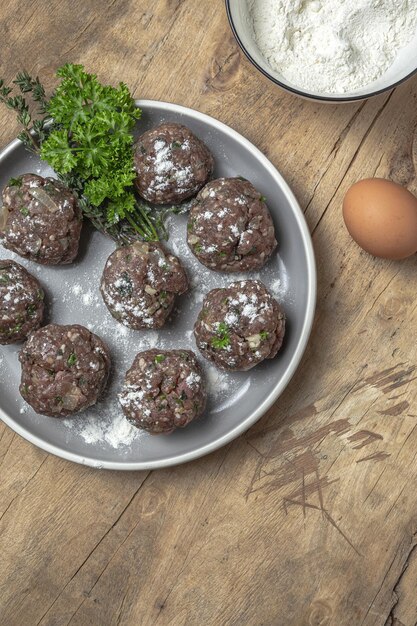 Traditioneel huisgemaakt recept voor rauwe runder- en lamsgehaktballetjes met bloem, ei, specerijen en aromatische kruiden. Typisch Spaans eten