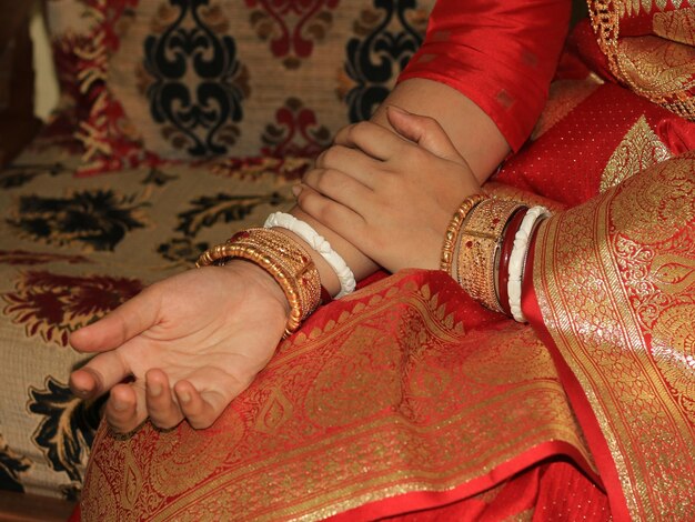 Foto traditioneel indiaas bruidshandontwerp met verschillende gouden metalen voor een nieuw huwelijk of bruiloft.