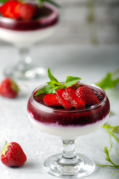 Traditioneel Italiaans dessert vanille aardbei panna cotta in verina met verse bessen kopieer ruimte