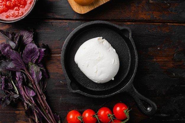 Traditioneel Italiaans eten witte bal mozzarella buffel Italiaanse zachte kaas set, op oude donkere houten tafel achtergrond, bovenaanzicht plat lag