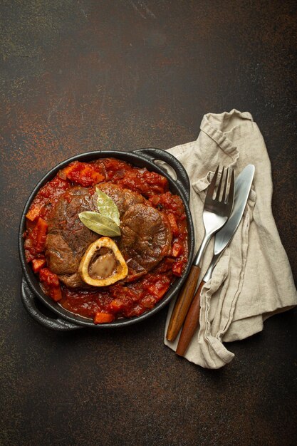 Foto traditioneel italiaans gerecht ossobuco all milanese gemaakt met gesneden