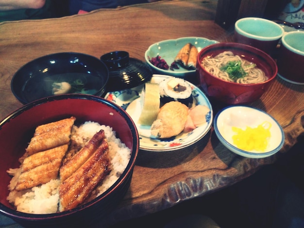 Traditioneel Japans eten dat op tafel wordt geserveerd