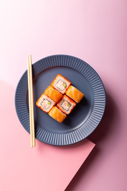 Traditioneel Japans eten Philadelphia sushi op een moderne roze achtergrond, minimalistisch concept