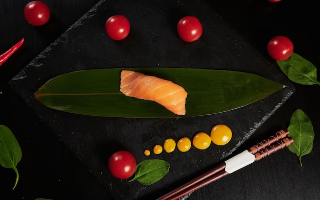 Traditioneel Japans eten sushi rolt en saus op een zwarte achtergrond Top uitzicht