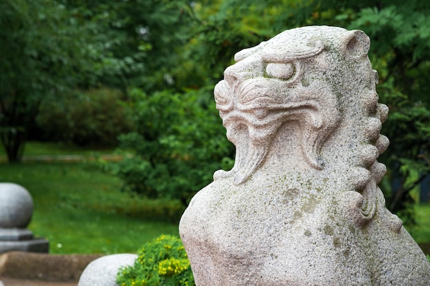 Traditioneel Japans standbeeld van een stenen leeuw bij de ingang van het Sakhalin Museum of Local Lore