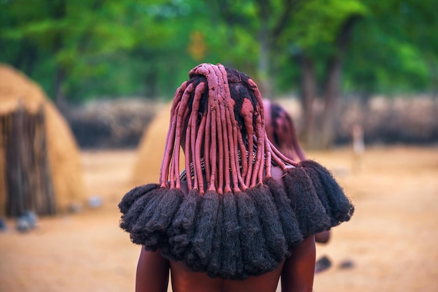 Traditioneel kapsel van vrouwen in de Himba-stam, van achteren gefotografeerd