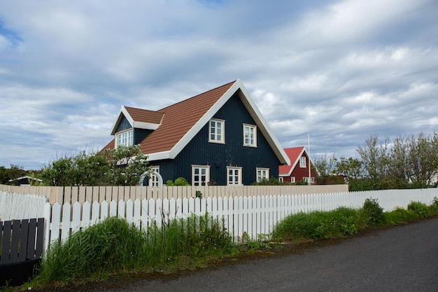 Traditioneel kleurrijk houten huis uit IJsland.
