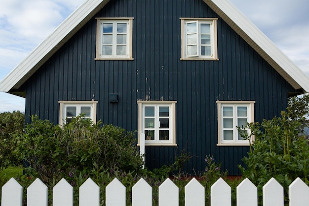 Traditioneel kleurrijk houten huis uit IJsland.