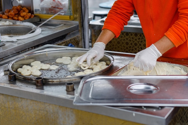 Traditioneel lokma-dessert maken op straat in istanbul, turkije