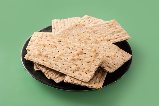 Traditioneel matzah brood op groene achtergrond