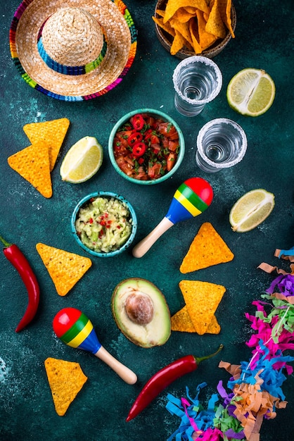 Traditioneel Mexicaans eten nachos salsa guacamole tequila