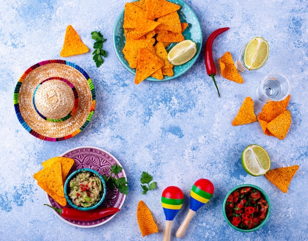 Foto traditioneel mexicaans eten nachos salsa guacamole tequila