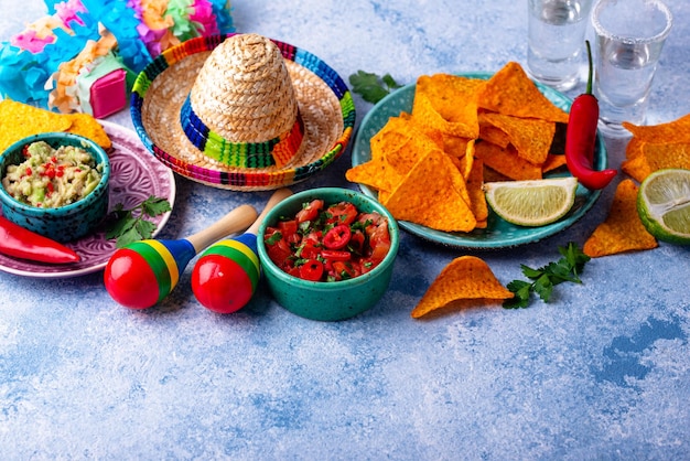 Foto traditioneel mexicaans eten nachos salsa guacamole tequila